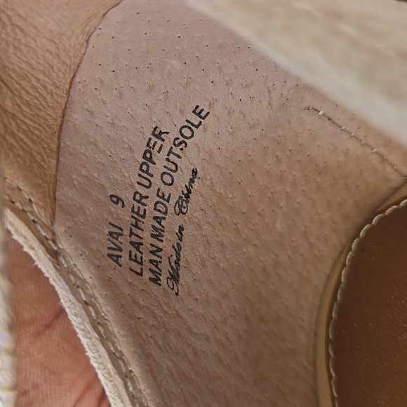 Donald J. Pliner Avai Tan Sandals with Crisscross Straps And Stack Heels Size 9M - Picture 7 of 7